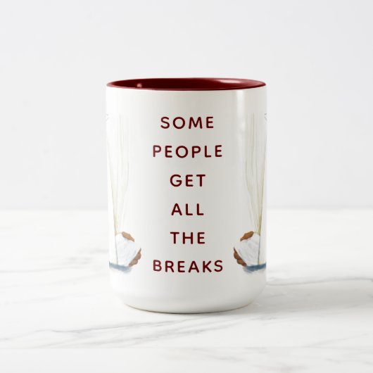 Ärztin oder Krankenschwester gibt Zwei-Tonen-Kaffe Zweifarbige Tasse (Mittel)