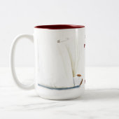 Ärztin oder Krankenschwester gibt Zwei-Tonen-Kaffe Zweifarbige Tasse (Links)