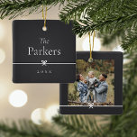 Asche | Einfaches Minimal Bow-Foto Keramikornament<br><div class="desc">Der süße und einfache Weihnachtsschmuck zeichnet sich durch eine minimalistische Gestaltung aus,  mit Ihrem Familiennamen und dem Jahr in einer sauberen,  klassischen Serifenschrift auf einem weichen schwarzen Hintergrund. Ein kleiner Bogen durch die Mitte vervollständigt das Design. Fügen Sie der Rückseite ein Foto hinzu,  hervorgehoben mit einer passenden Bogen-Abbildung.</div>