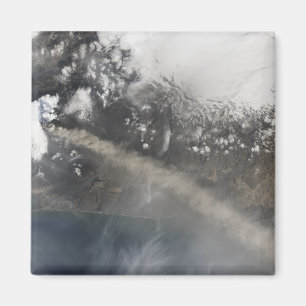 Asche und Dampf fahren fort sich zu türmen Magnet