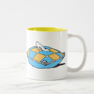 Aschenein-Schuh auf Türkis-Orange-Kissen Zweifarbige Tasse