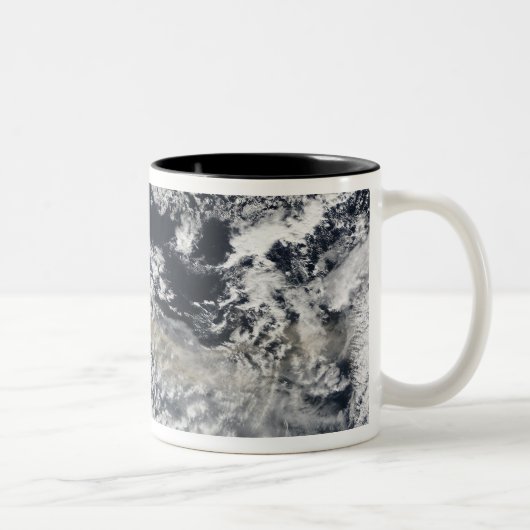 Aschewolke vom Vulkan Eyjafjallajokull Zweifarbige Tasse (Rechts)