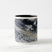 Aschewolke vom Vulkan Eyjafjallajokull Zweifarbige Tasse (Mittel)