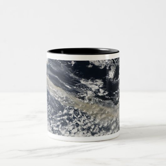 Aschewolke vom Vulkan Eyjafjallajokull Zweifarbige Tasse (Mittel)