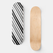 Aschgrau Schwarz Weiß Streifen Muster   Skateboard (Vorderseite)