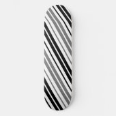 Aschgrau Schwarz Weiß Streifen Muster   Skateboard (Vorderseite)