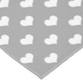 Aschgraues Liebesherz-Musterdesign Tischdecke (Schrägansicht)