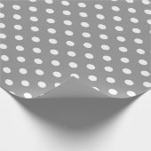 Ash Grey White Polka Dots Design Geschenkpapier (Ecke)