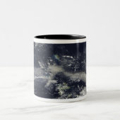 Ash Plume aus Soufriere Hills, Montserrat Zweifarbige Tasse (Mittel)