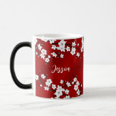 Asia Floral White Cherry Blossom Red Monogram Verwandlungstasse (Links)