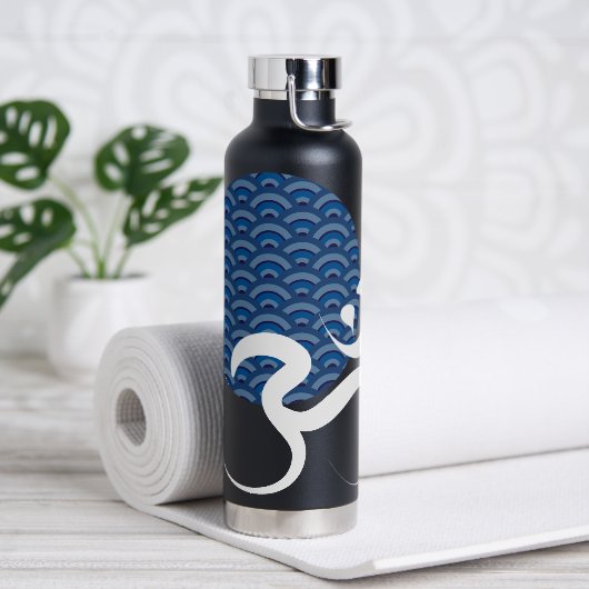 Asian Blue Sun Yoga Modern Zen Calligraphy Om Om Trinkflasche (Yoga)