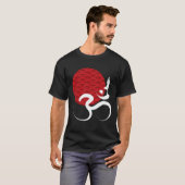 Asian Red Sun Yoga & Modern Zen Calligraphy Om Om T-Shirt (Vorne ganz)