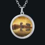 Asiatische Elefanten in Thailand unter einem strah Versilberte Kette<br><div class="desc">Schönes Foto einer Gruppe asiatischer Elefanten,  die unter der Sonnenuntergang in Thailand aufgenommen wurden. Die Beleuchtung in diesem Foto schafft eine Vintage Retro-Stimmung.</div>
