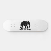 Asiatische Elefanten stehen vor thailändischem Ele Skateboard (Horizontal)