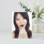 Asiatische Modefrau mit Kirschlips Postkarte (Stehend Vorderseite)
