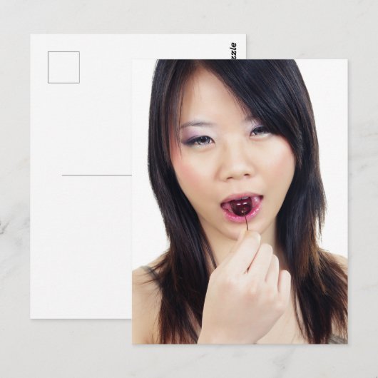 Asiatische Modefrau mit Kirschlips Postkarte (Vorne/Hinten)