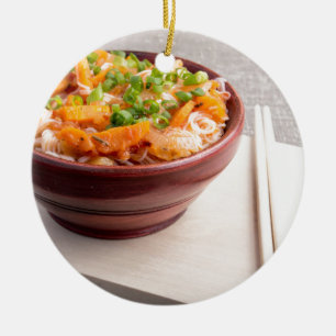 Asiatische Nahrung der Nahaufnahme der Reisnudeln Keramikornament