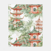 Asiatische Pagode in Verdant Landscape (3) Fleecedecke (Vorderseite)