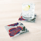 Asiatische Rote Pflaumen im Kanji Hintergrund Glasuntersetzer (Schrägansicht)