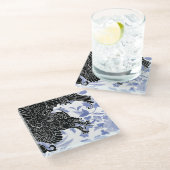 Asiatischer Drache - Schwarz und Weiß auf blauer F Glasuntersetzer (Schrägansicht)