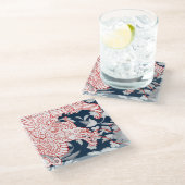 Asiatischer Drache - Weiß und Rot auf Blauer Flora Glasuntersetzer (Schrägansicht)