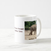 Asiatischer Elefant, der auf Sand-Tasse oder Glas Kaffeetasse (VorderseiteRechts)