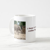 Asiatischer Elefant, der auf Sand-Tasse oder Glas Kaffeetasse (Vorderseite Links)