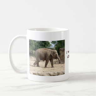 Asiatischer Elefant, der auf Sand-Tasse oder Glas Kaffeetasse