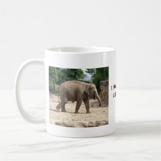 Asiatischer Elefant, der auf Sand-Tasse oder Glas Kaffeetasse