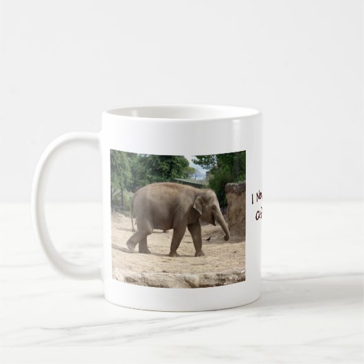 Asiatischer Elefant, der auf Sand-Tasse oder Glas Kaffeetasse (Links)