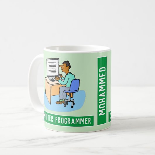Asiatischer männlicher Computerprogrammierer mit N Kaffeetasse (Vorderseite Links)