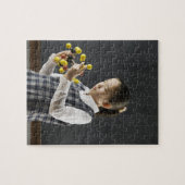 Asiatisches Mädchen, das sich das Molekül-Modell a Puzzle (Horizontal)