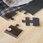 Asiatisches Mädchen, das sich das Molekül-Modell a Puzzle (Seite)