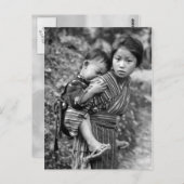 Asiatisches Mädchen mit Kind auf dem Rücken (1908) Postkarte (Vorne/Hinten)