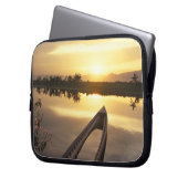Asien, Birma (Myanmar) Gesunkenes Fischerboot Laptopschutzhülle (Vorderseite Links)