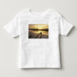 Asien, Burma (Myanmar) Versunkenes Fischerboot Kleinkind T-shirt