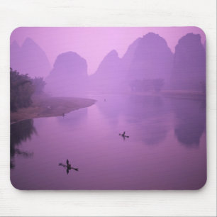 Asien, China, Guanxi, Yangshou. Fischer auf Floß Mousepad