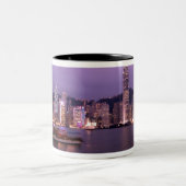 Asien, China, Hongkong, City-Skyline und Zweifarbige Tasse (Mittel)