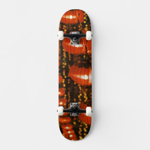Asien, China, Peking. Rote chinesische Laternen, Skateboard