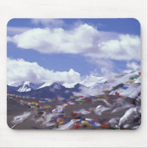 Asien, China, Tibet, Tangla-Pass. Gebetsfahnen, Mousepad