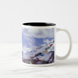 Asien, China, Tibet, Tangla-Pass. Gebetsfahnen, Zweifarbige Tasse