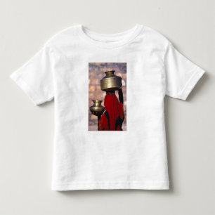 Asien, Indien, Rajasthan. Eine Einheimische in ein Kleinkind T-shirt