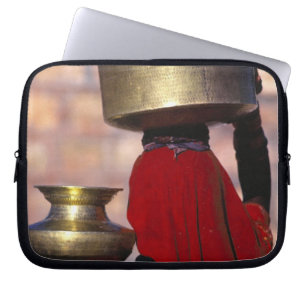 Asien, Indien, Rajasthan. Eine Einheimische in ein Laptopschutzhülle