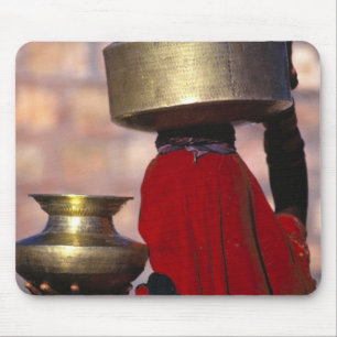 Asien, Indien, Rajasthan. Eine Einheimische in ein Mousepad