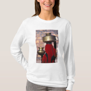 Asien, Indien, Rajasthan. Eine Einheimische in ein T-Shirt