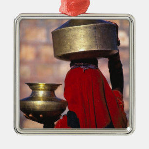 Asien, Indien, Rajasthan. Eine örtliche Frau in R Silbernes Ornament