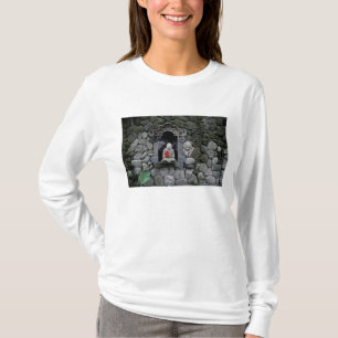 Asien, Indonesien, Bali. Ein Buddha-Schrein T-Shirt