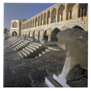 Asien, Iran, Isfahan. Pol-e-Khaju-Brücke. Fliese