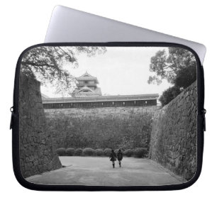 Asien, Japan, Kumamoto. Hauptweg und Wassergraben, Laptopschutzhülle