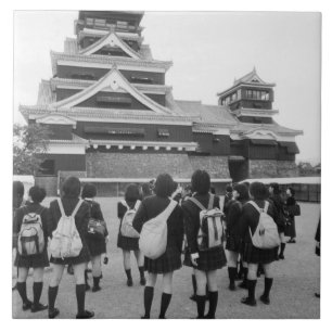 Asien, Japan, Kumamoto. Schulkinder bei Fliese
